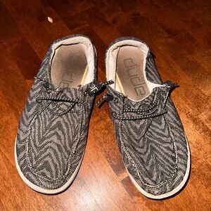 Pair of youth girls size 5 hey dudes